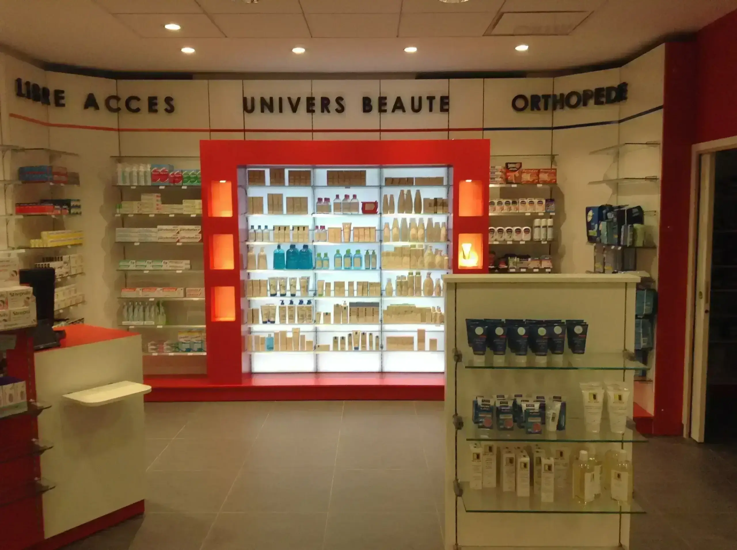 Rayon univers beauté d'une pharmacie, avec ses étagères de soins dermo-cosmétiques