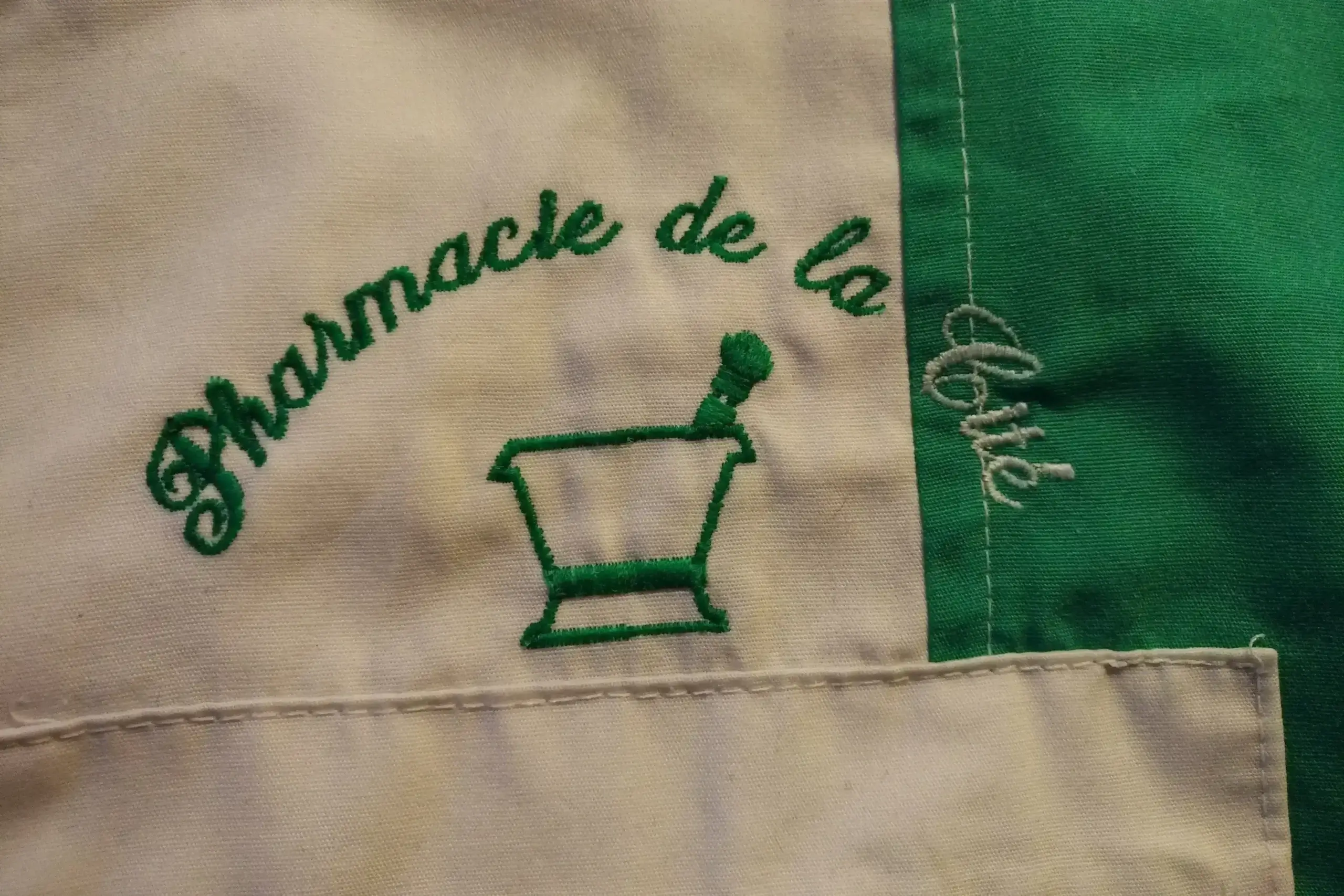 Guillaume Renaud en blouse blanche à la pharmacie