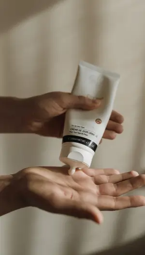 Crème hydratante déposée dans le creux d'une main